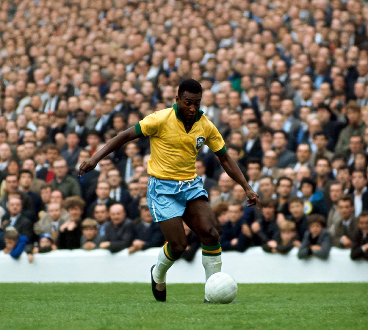 欧冠：巴萨上半场2球领先，曼城追平