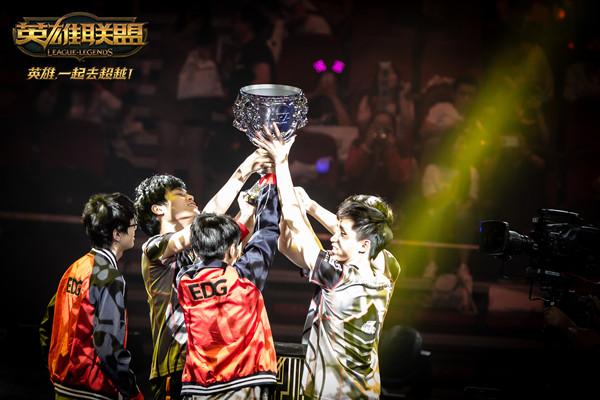 Anyone's Legend 击败 ThunderTalk Gaming ， Ninjas in Pyjamas 战胜 FunPlus Phoenix 在 LPL Split 2 2025